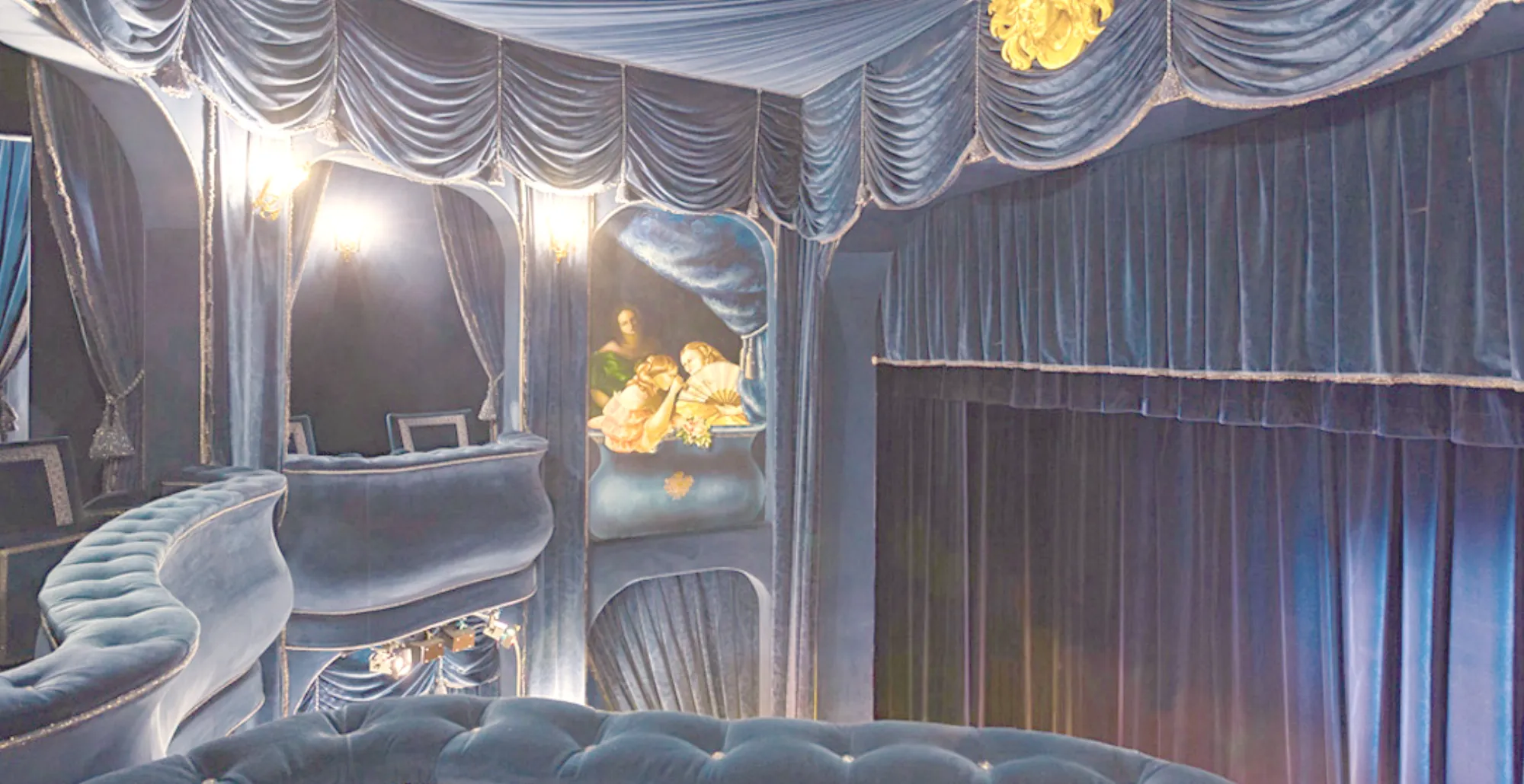 The Théâtre in blue velvet, its boxes and its stage